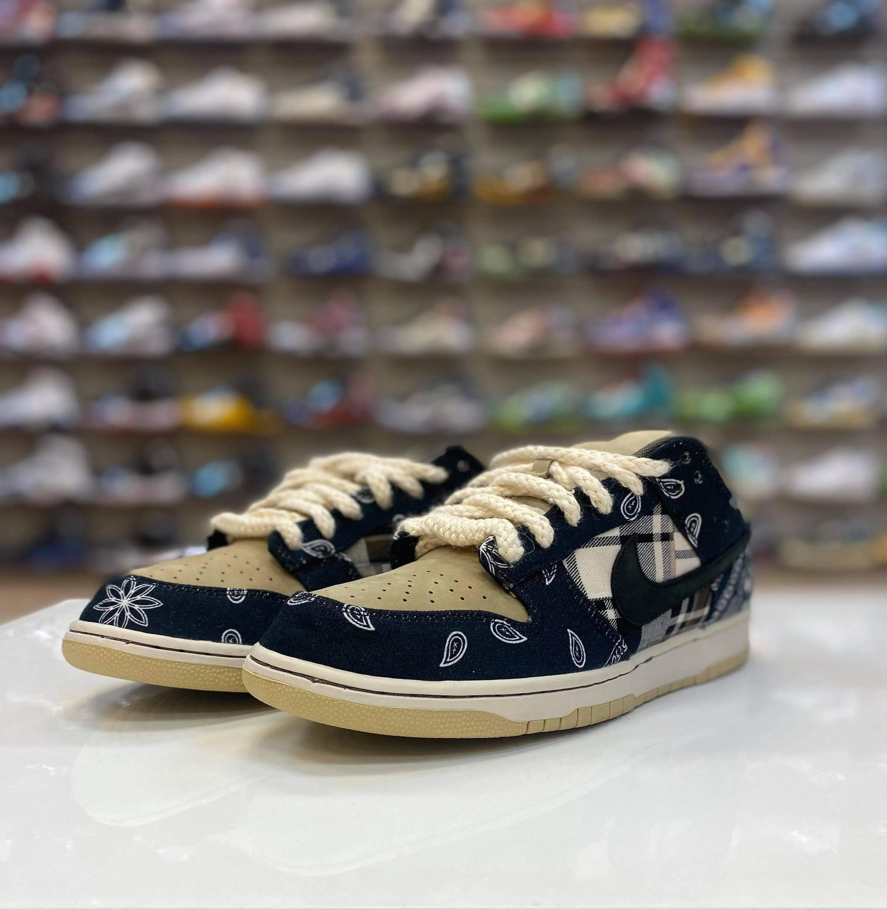 PRE-OWNED Nike SB Dunk Low PRM "TRAVIS SCOTT" CT5053 001